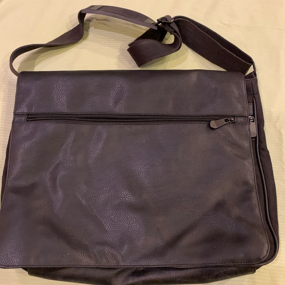Perry Ellis messenger bag canvas/leather front.